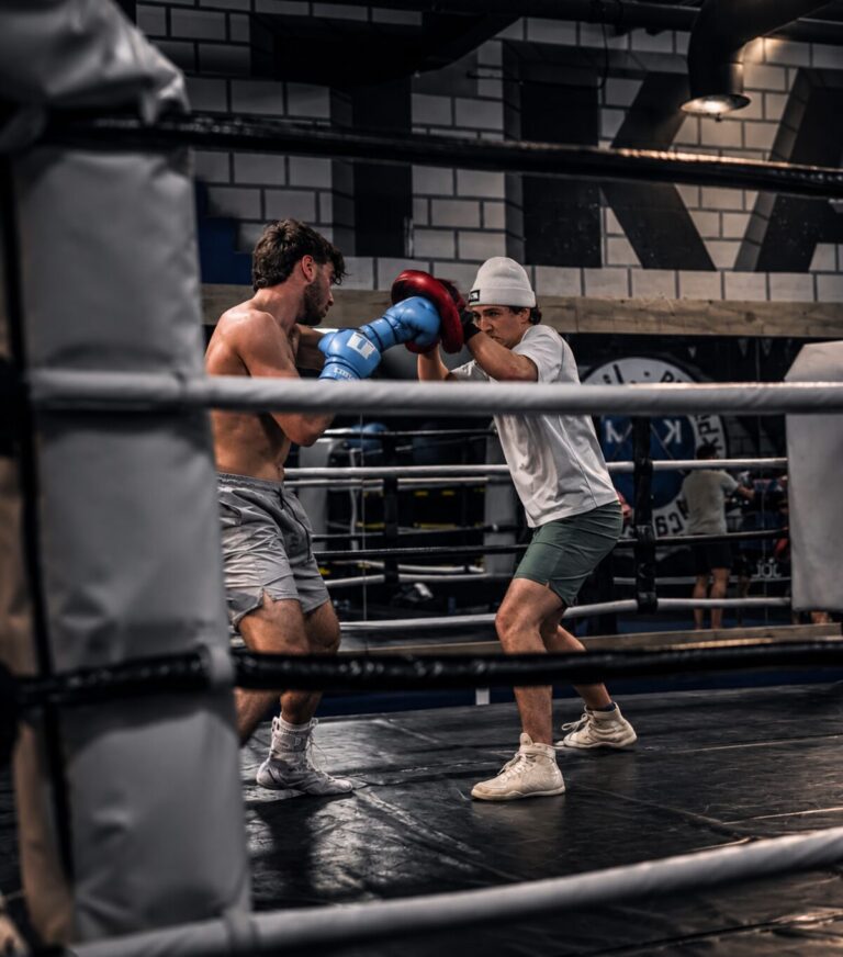 Boxe adulte : travail aux pattes d'ours dans le ring