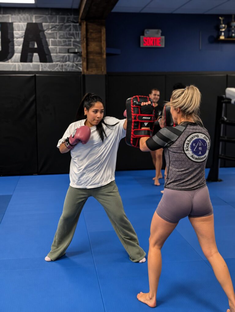 Kickboxing TEAM KJA pratiquante aux Thai pads avec une coach